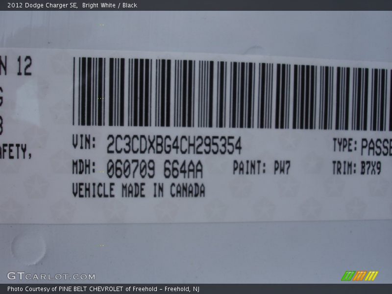 Bright White / Black 2012 Dodge Charger SE