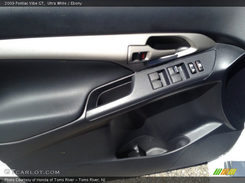 Ultra White / Ebony 2009 Pontiac Vibe GT