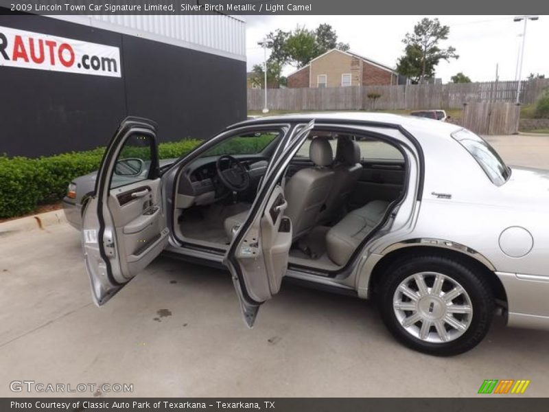 Silver Birch Metallic / Light Camel 2009 Lincoln Town Car Signature Limited