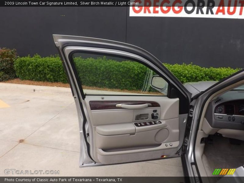 Silver Birch Metallic / Light Camel 2009 Lincoln Town Car Signature Limited