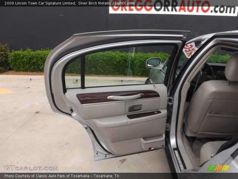 Silver Birch Metallic / Light Camel 2009 Lincoln Town Car Signature Limited