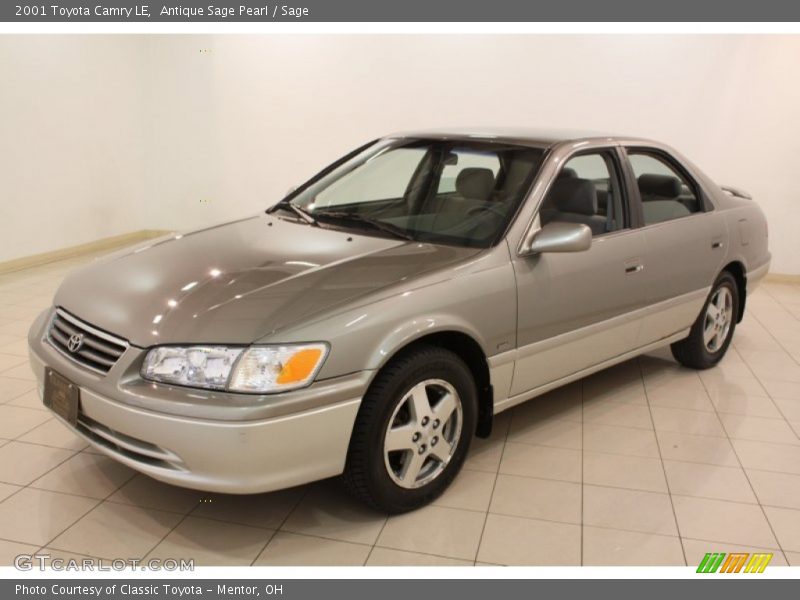 Front 3/4 View of 2001 Camry LE