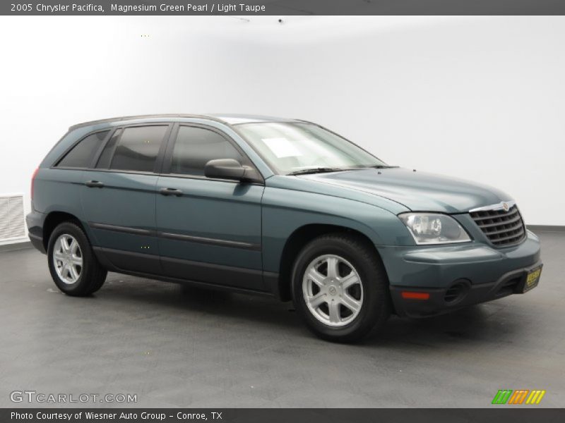 Front 3/4 View of 2005 Pacifica 