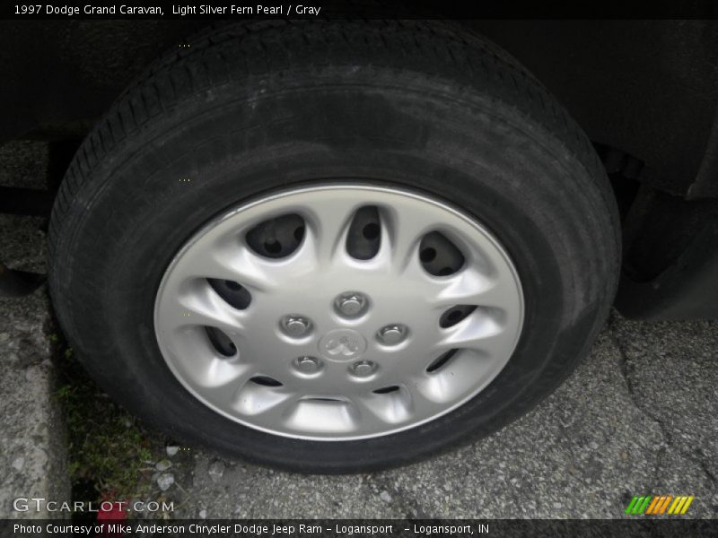 Light Silver Fern Pearl / Gray 1997 Dodge Grand Caravan