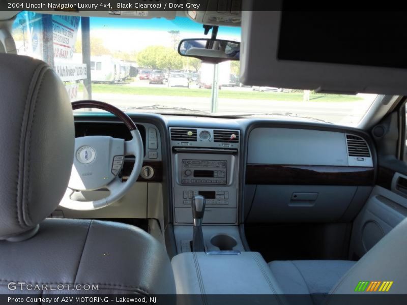 Black Clearcoat / Dove Grey 2004 Lincoln Navigator Luxury 4x4