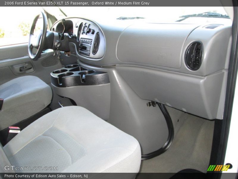 Dashboard of 2006 E Series Van E350 XLT 15 Passenger