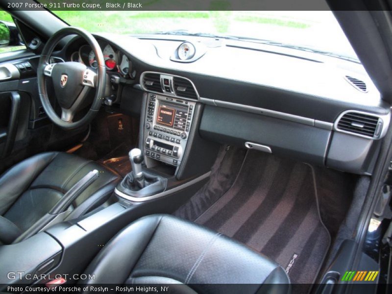 Dashboard of 2007 911 Turbo Coupe