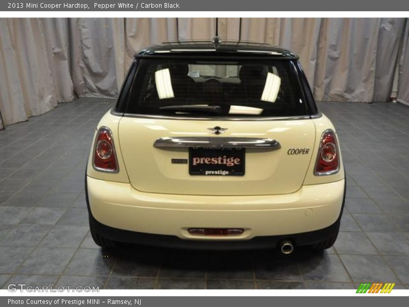 Pepper White / Carbon Black 2013 Mini Cooper Hardtop