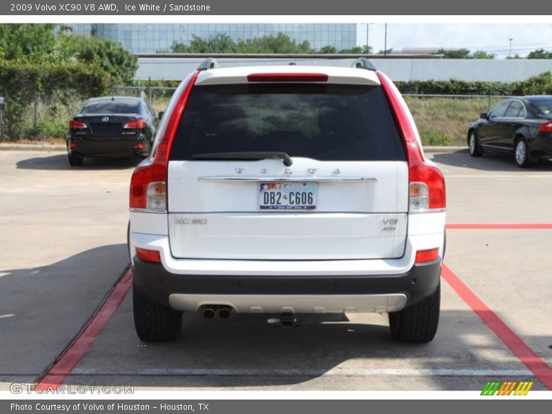 Ice White / Sandstone 2009 Volvo XC90 V8 AWD