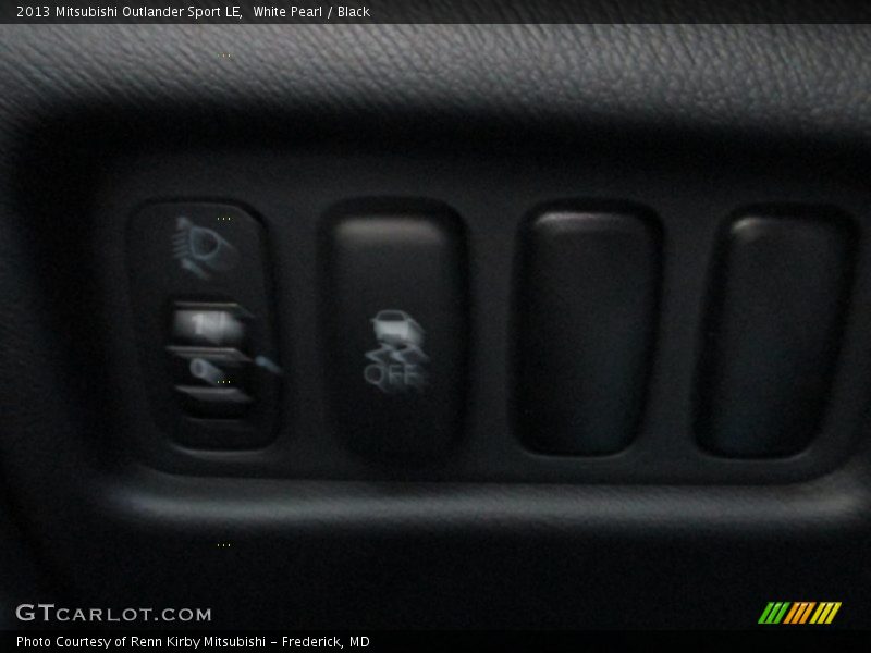 White Pearl / Black 2013 Mitsubishi Outlander Sport LE