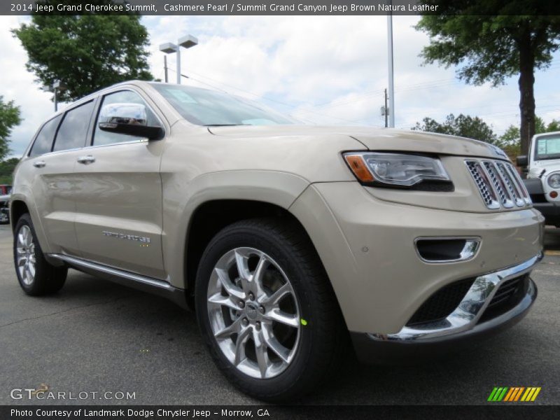 Front 3/4 View of 2014 Grand Cherokee Summit