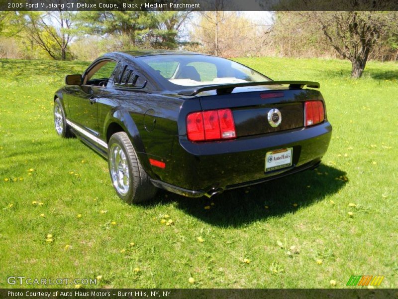 Black / Medium Parchment 2005 Ford Mustang GT Deluxe Coupe