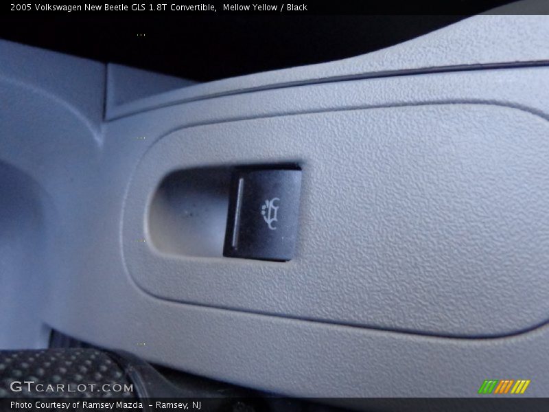 Mellow Yellow / Black 2005 Volkswagen New Beetle GLS 1.8T Convertible