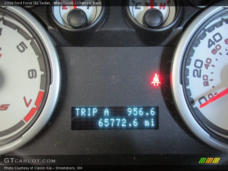 White Suede / Charcoal Black 2009 Ford Focus SEL Sedan