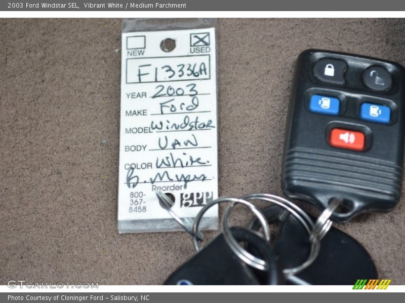Vibrant White / Medium Parchment 2003 Ford Windstar SEL