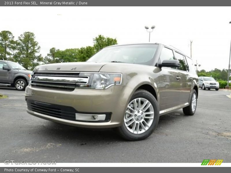 Front 3/4 View of 2013 Flex SEL