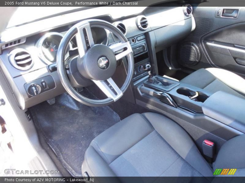 Performance White / Dark Charcoal 2005 Ford Mustang V6 Deluxe Coupe