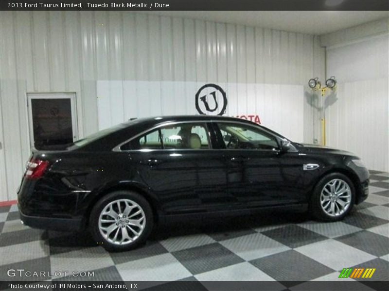Tuxedo Black Metallic / Dune 2013 Ford Taurus Limited