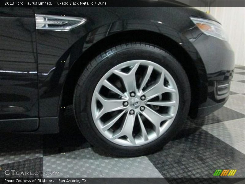 Tuxedo Black Metallic / Dune 2013 Ford Taurus Limited