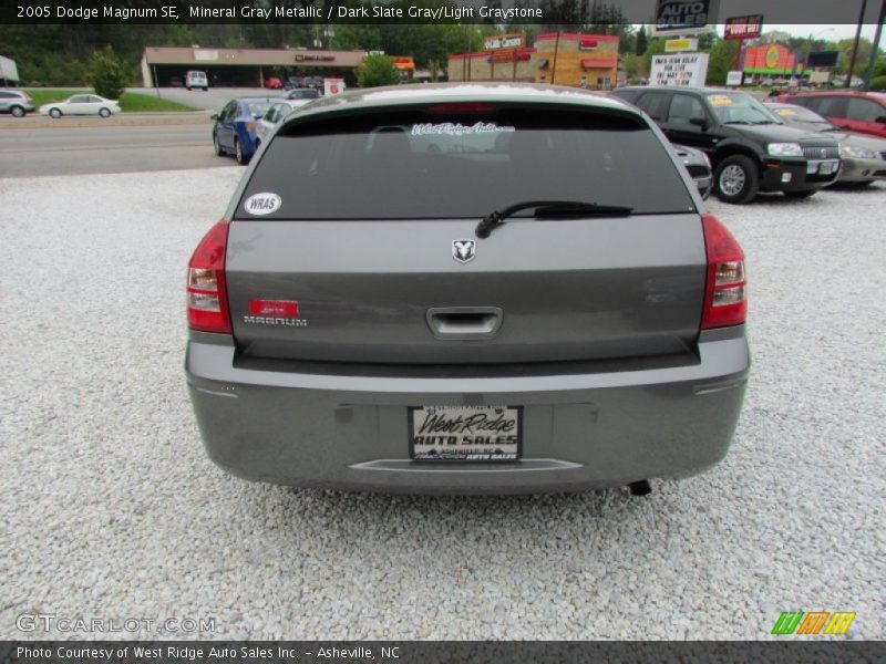 Mineral Gray Metallic / Dark Slate Gray/Light Graystone 2005 Dodge Magnum SE