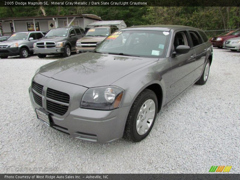 Mineral Gray Metallic / Dark Slate Gray/Light Graystone 2005 Dodge Magnum SE