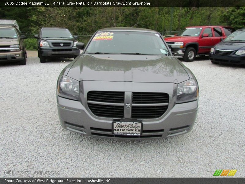 Mineral Gray Metallic / Dark Slate Gray/Light Graystone 2005 Dodge Magnum SE