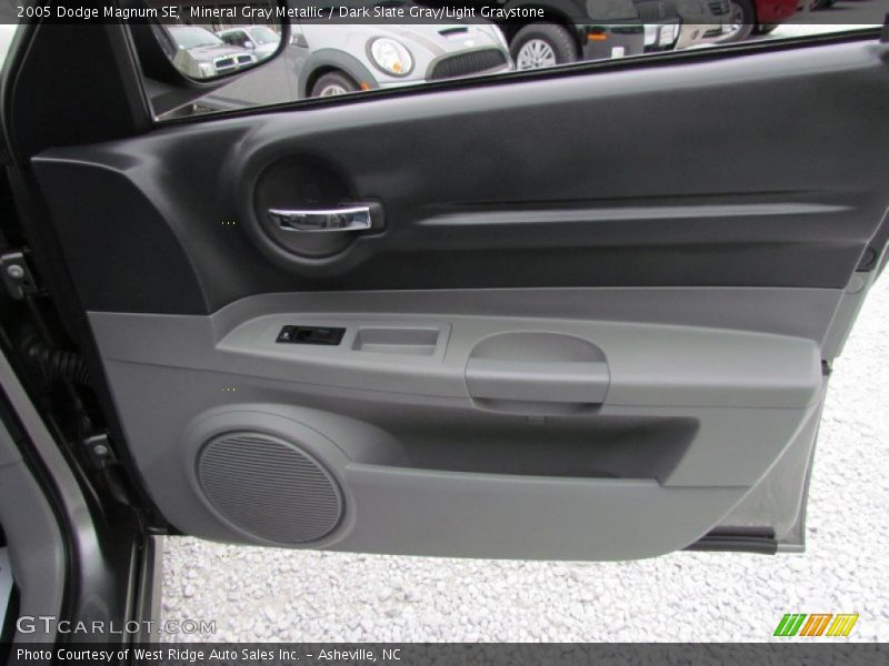 Mineral Gray Metallic / Dark Slate Gray/Light Graystone 2005 Dodge Magnum SE