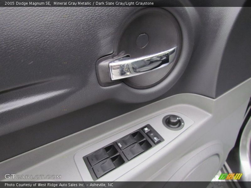 Mineral Gray Metallic / Dark Slate Gray/Light Graystone 2005 Dodge Magnum SE