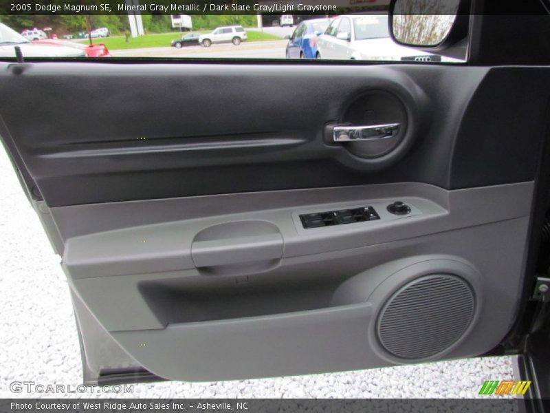 Mineral Gray Metallic / Dark Slate Gray/Light Graystone 2005 Dodge Magnum SE