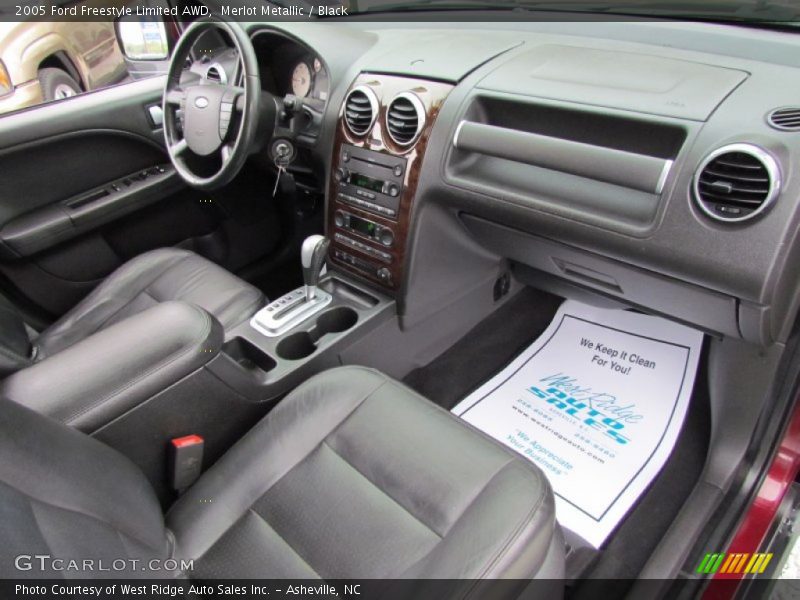 Dashboard of 2005 Freestyle Limited AWD
