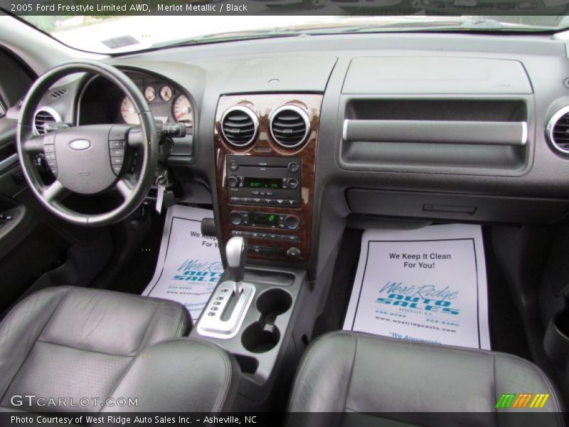 Dashboard of 2005 Freestyle Limited AWD