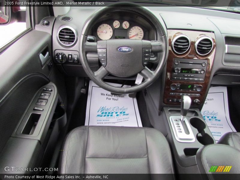 Dashboard of 2005 Freestyle Limited AWD