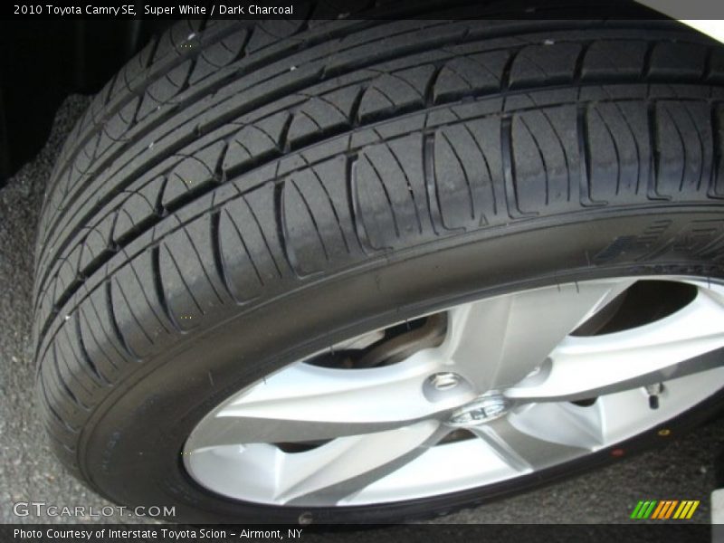Super White / Dark Charcoal 2010 Toyota Camry SE