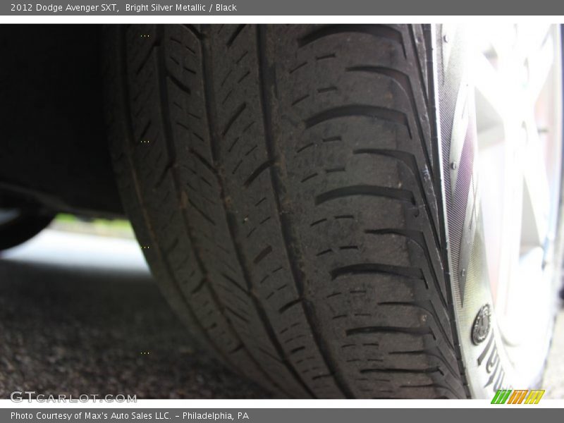 Bright Silver Metallic / Black 2012 Dodge Avenger SXT