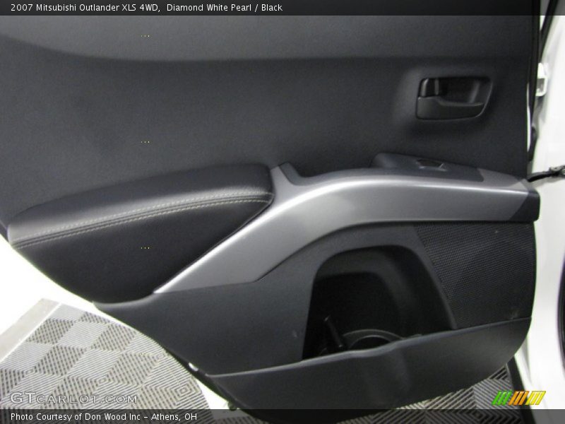 Diamond White Pearl / Black 2007 Mitsubishi Outlander XLS 4WD