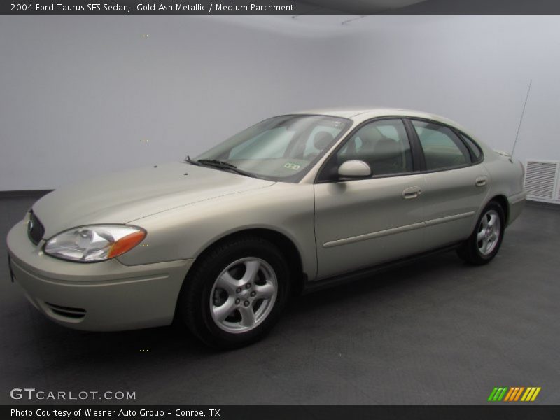 Front 3/4 View of 2004 Taurus SES Sedan