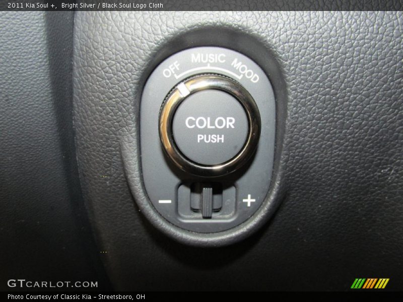 Bright Silver / Black Soul Logo Cloth 2011 Kia Soul +