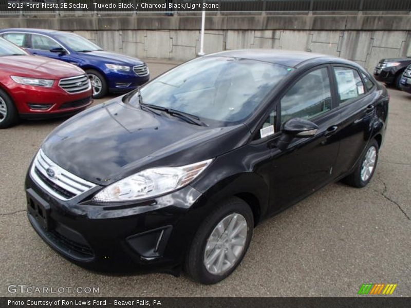 Tuxedo Black / Charcoal Black/Light Stone 2013 Ford Fiesta SE Sedan