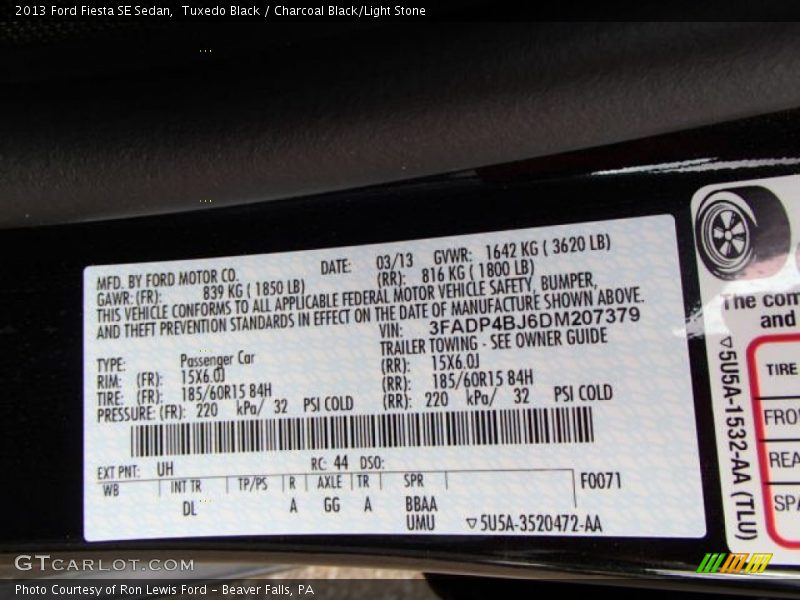 Tuxedo Black / Charcoal Black/Light Stone 2013 Ford Fiesta SE Sedan