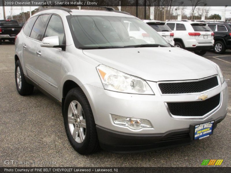 Silver Ice Metallic / Ebony 2009 Chevrolet Traverse LT