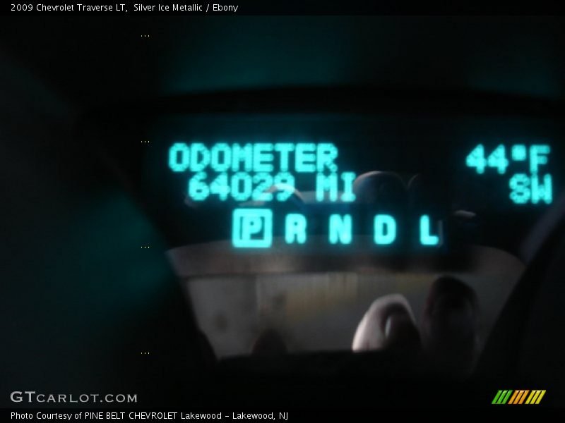 Silver Ice Metallic / Ebony 2009 Chevrolet Traverse LT