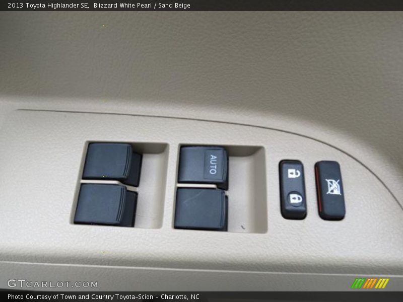Blizzard White Pearl / Sand Beige 2013 Toyota Highlander SE