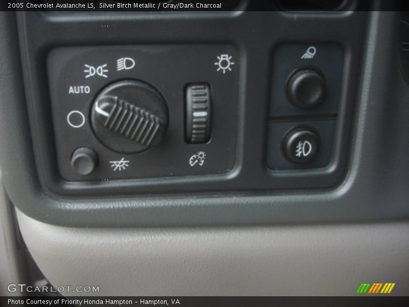 Silver Birch Metallic / Gray/Dark Charcoal 2005 Chevrolet Avalanche LS