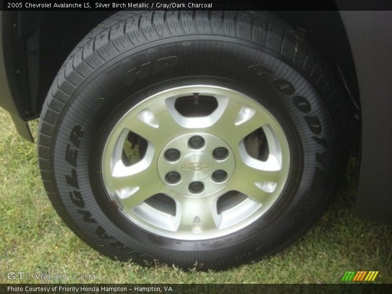 Silver Birch Metallic / Gray/Dark Charcoal 2005 Chevrolet Avalanche LS
