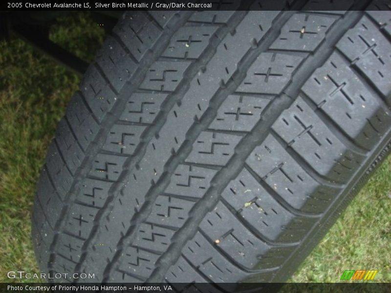 Silver Birch Metallic / Gray/Dark Charcoal 2005 Chevrolet Avalanche LS