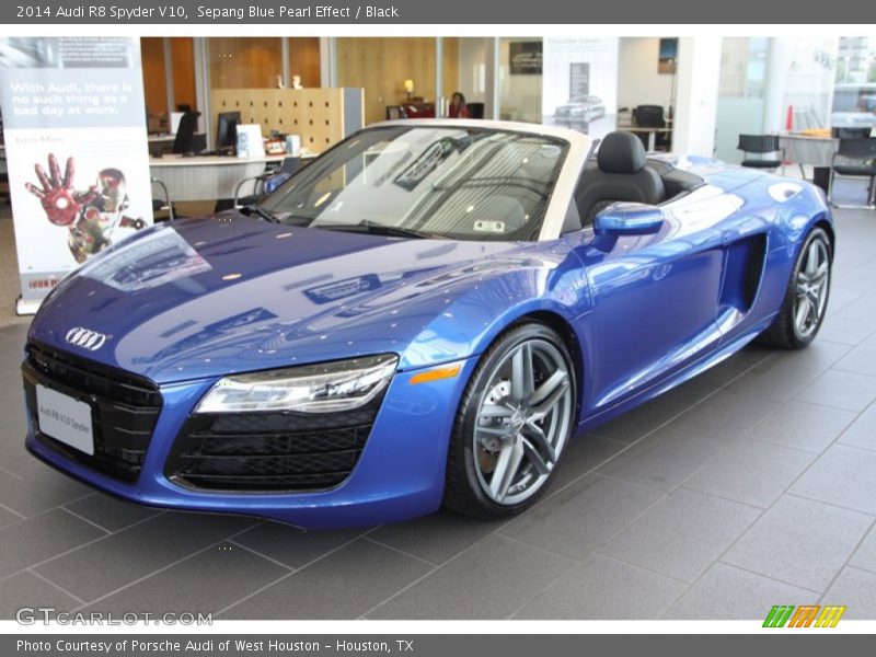 Front 3/4 View of 2014 R8 Spyder V10