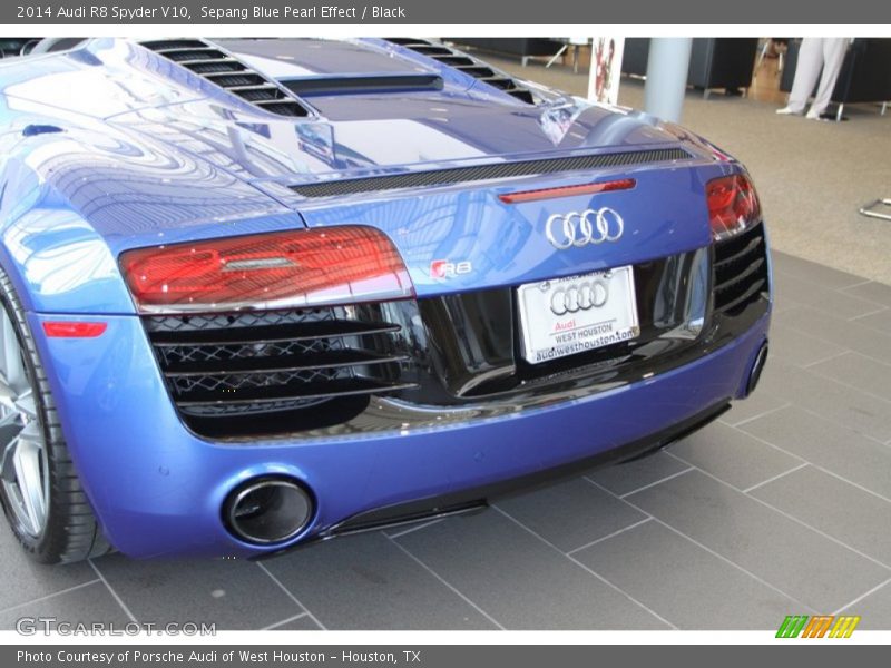 Sepang Blue Pearl Effect / Black 2014 Audi R8 Spyder V10