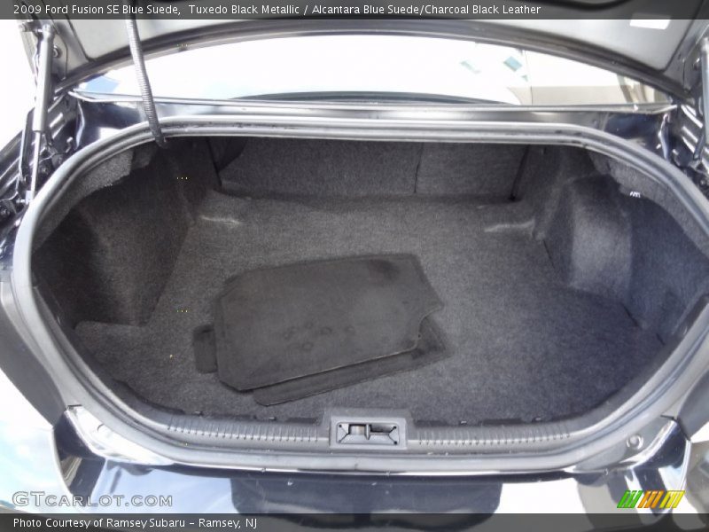  2009 Fusion SE Blue Suede Trunk