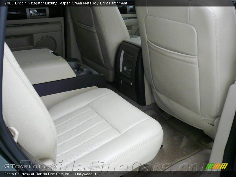 Aspen Green Metallic / Light Parchment 2003 Lincoln Navigator Luxury