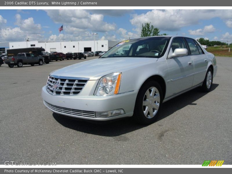 Front 3/4 View of 2006 DTS Luxury